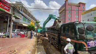 Amazing Operator Excavator Unloading Mud Recovery Heavy Stuck in road Ep.10