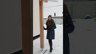Отступать от фундамента дома, его стены или свесов кровли?