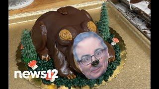 John Oliver eats giant Deising's cake bear, pledges $10K donation to Kingston food pantry | News 12