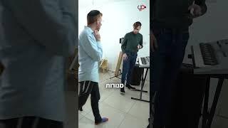 איך בניתי סט פודקאסט מקצועי בסלון בבית?