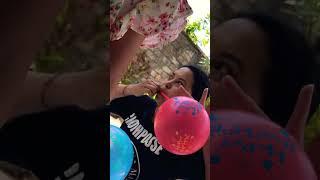 Mama meniup balon warna warni untuk Arin #shorts#shortvideo#balloon