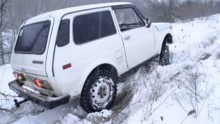 Off-road family niva  ледяной склон нива буксует