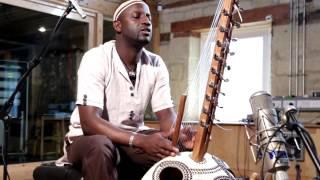 Seckou Keita - Mikhi Nathan Mu Toma (The Invisible Man - Official Video)