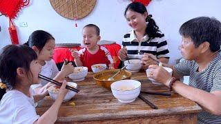 A family eats tomato noodles,and three children fight over it.