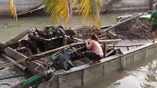 Kỹ thuật trực máy bơm cát của phụ nữ miền Tây. Bơm cát phả vườn