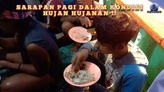 suasana sarapan pagi !! hujan deras menjadi pemicu keharmonisan di kapal