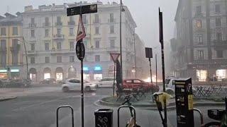 Cielo nero, forti raffiche di vento e fulmini: arriva il nubifragio su Milano