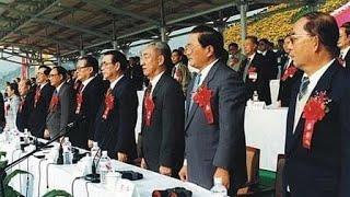 1997年11月8日上午，江泽民、 李鹏在三峡文化中心亲切会见了三峡建设者和移民工作先进代表。下午，江泽民来到三峡永久船闸工地出席三峡截留仪式。