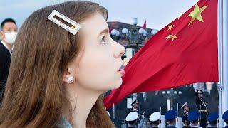 Watching Tian'anmen square  flag-rising ceremony for the first time 外国女生第一次看天安门升旗仪式