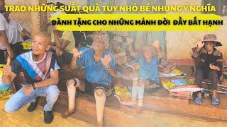 Trao Những Suất Quà Nhỏ Bé Dành Tặng Cho Bà Con Nghèo Và Tàn Tật Nơi Thầy Minh Tuệ Tu Tập | Râu Vlog