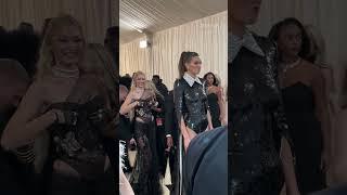 #GigiHadid and #KendallJenner shared a sweet backstage and on-carpet moment at the 2023 #MetGala ️