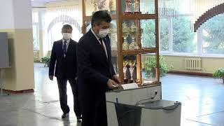 Президент Сооронбай Жээнбеков проголосовал в УИК №1327