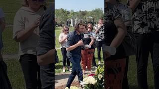 ДО СЛЁЗ … ПЁТР ЧЕРНЫШОВ НА МОГИЛЕ АНАСТАСИИ ЗАВОРОТНЮК К ГОДОВЩИНУ СМЕРТИ 29 мая 2025 Троекуровское