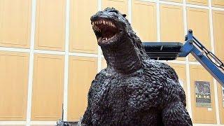 世田谷美術館　東宝スタジオ展 映画=創造の現場　エントランスにゴジラが登場　©TOHO CO.,LTD.