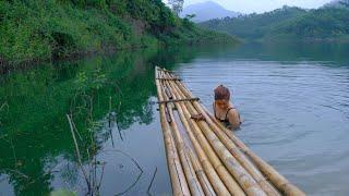 Catching fish in the river, the girl had an unbelievable experience