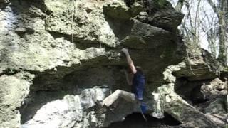 Boulder "Rechts gut zubinden". Klettersong "Konglomerat"