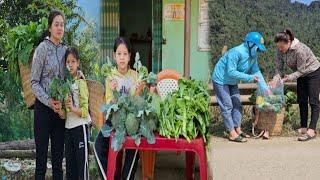 Uyen and Luu harvest vegetables to sell first in 2025, hoping for a successful year.