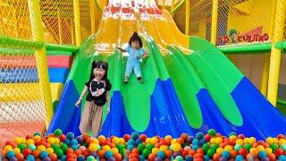 Main Perosotan Warna Warni Mandi Bola Banyak Sekali di Playground Anak Balls Pit Slide