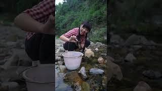 山村姑娘小溪里抓螃蟹和燒烤！The mountain village girl catches crabs and barbecues in the creek!#shorts