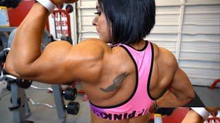 Look How a Female bodybuilder Posing ! Tall Woman Taylor Smuck