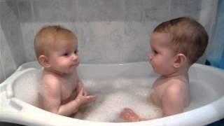 Дети купаются в ванной. Children bathe.