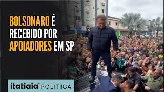 BOLSONARO É RECEBIDO POR APOIADORES EM PRAIA GRANDE (SP)