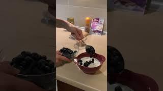 Fast protein breakfast - cottage cheese with blueberries