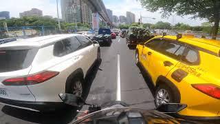 （Taiwan traffic daily)Traffic jam and I doing lane filtering