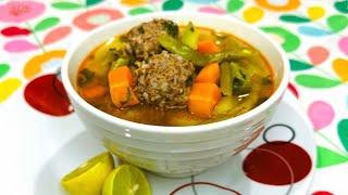 Caldo de albóndigas con verduras.