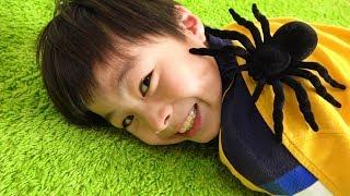 spider creeping up pretend play こうくんがクモに!?