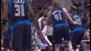 Jason Maxiell with the wicked one-handed jam!