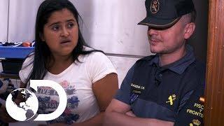 ¡Agentes no le creen a pasajera hondureña! | Control de fronteras: España | Discovery Latinoamérica