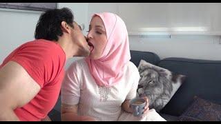 Muslim couple kissing / Khalifa