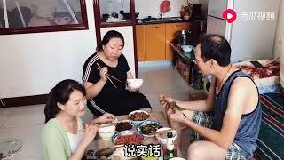 牙缝妹是独生女，不打工专职做自媒体，活也越来越多，生活很充实