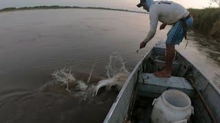 Pesca artesanal con anzuelo en el río meta , así sobreviven los pescadores en Colombia .