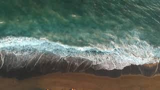 Suoni naturali: onde del mare gabbiani. Rilassante suono del mare con gabbiani in lontananza.