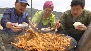 보기만 해도 군침도는 [[돼지고기 두루치기(Duruchigi, stir-fried pork with kimchi)]] 요리&먹방!! - Mukbang eating show