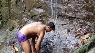 Mandi extrime disungai di bawah curug