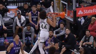 Andre Jackson Jr gets head above rim for putback dunk and stuns Kings bench 