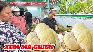 Bà chủ vựa khui liền tay khi cô khách đến 3 lần mới mua được sầu riêng ngon