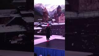 Участница конкурса красоты, моды и таланта KARAGANDA BEAUTY-2025 танцует грузинский танец 18-ого Мая