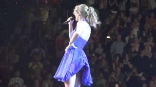 Taylor Swift sufre incidente y muestra ´todo´ en concierto [HD]