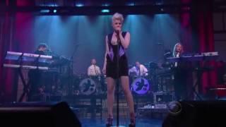 Robyn - Dancing on My Own (Letterman 07-19-10)