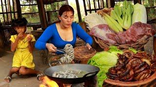 Mother cooking pig intestine recipe- Beef soup spicy with vegetable for dinner +3food in forest