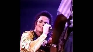 Michael Jackson vs A girl who refuse to leave the stage