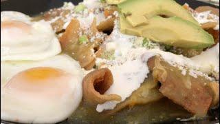 Chilaquiles Verdes con Queso y Huevos Estrellados 