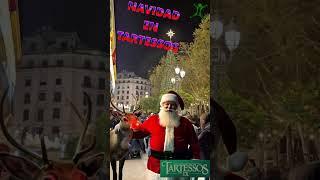 Luces de Navidad con Santa Claus y el reno Rodolfo en las calles de Sevilla