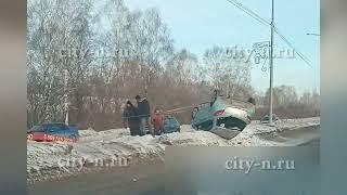 В Новокузнецке на Ильинском шоссе машины массово улетели в кювет