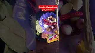 serundeng kelapa, tahan lama disimpan di toples... rasanya pedas, manis, gurih... maknyus...