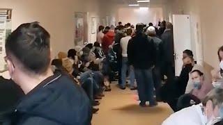 Красноярский край: жители выстроились в очередях в поликлиники